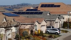 Paneles solares en los tejados de una urbanización en Folsom, California, miércoles 12 de febrero de 2020.