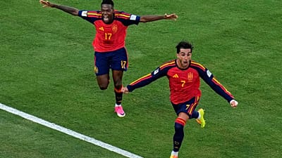 Ferran Torres (7), de España, celebra tras marcar el primer gol de su equipo durante la final del Mundial entre España y Argentina en East Rutherford, en Nueva York