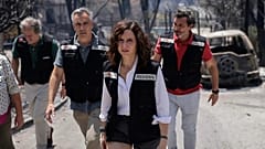 La presidenta Isabel Díaz Ayuso se ha desplazado a la urbanización El Encinar del Alberche de Villa Del Prado para conocer el alcance del incendio forestal en Almorox, Toledo.