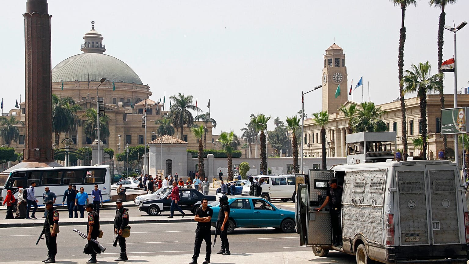الشرطة المصرية خارج جامعة القاهرة
