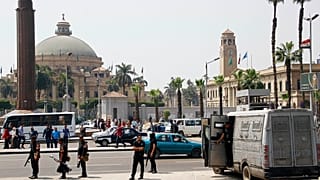 الشرطة المصرية خارج جامعة القاهرة