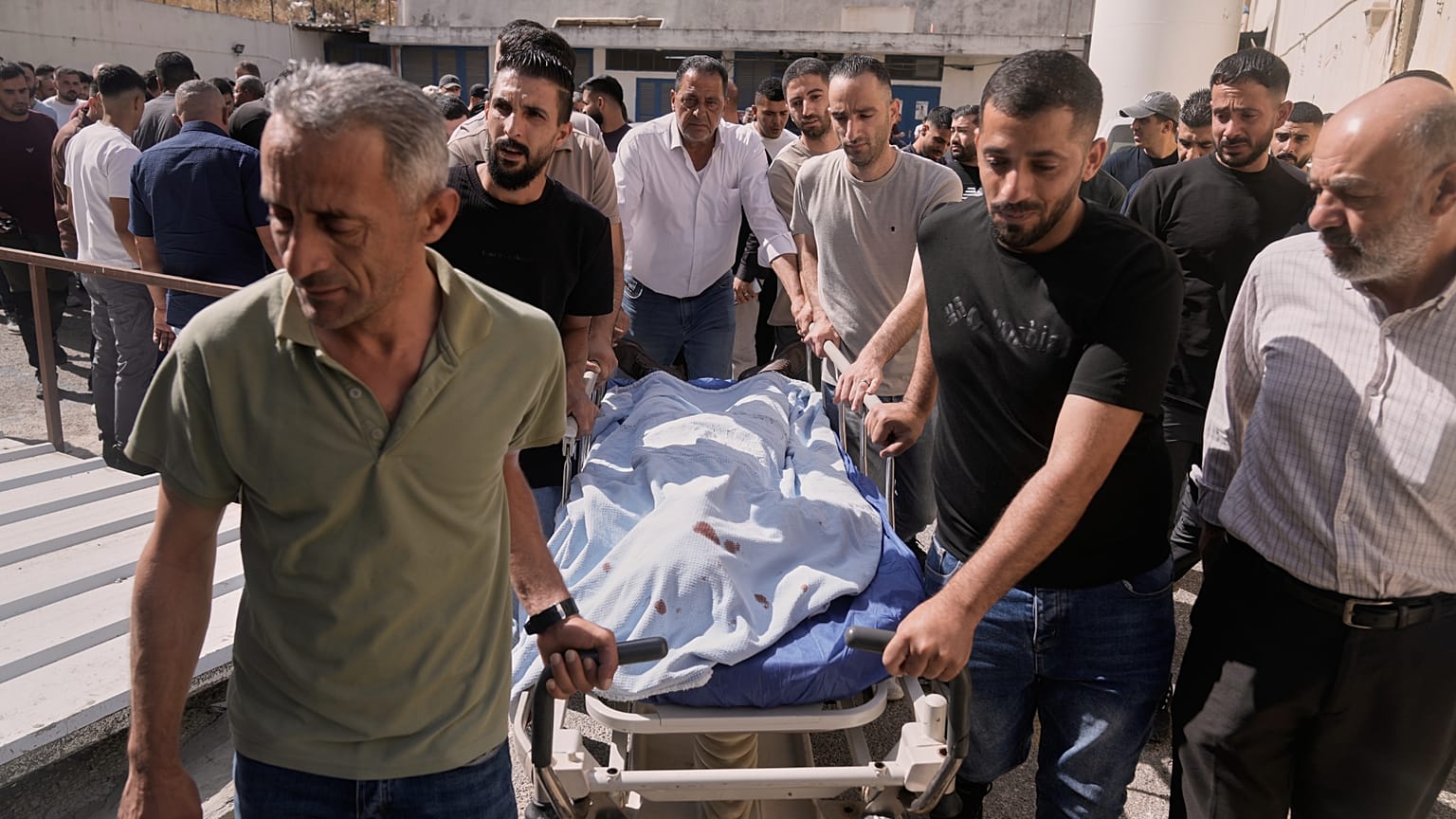 ينقل الناس جثمان فلسطيني، بحسب وزارة الصحة الفلسطينية، قُتل على يد القوات الإسرائيلية قرب قرية تل، بعد وصول جثمانه إلى مستشفى نابلس التخصصي في مدينة نابلس بالضفة الغربية، يوم 