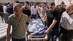 ينقل الناس جثمان فلسطيني، بحسب وزارة الصحة الفلسطينية، قُتل على يد القوات الإسرائيلية قرب قرية تل، بعد وصول جثمانه إلى مستشفى نابلس التخصصي في مدينة نابلس بالضفة الغربية، يوم 