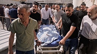 ينقل الناس جثمان فلسطيني، بحسب وزارة الصحة الفلسطينية، قُتل على يد القوات الإسرائيلية قرب قرية تل، بعد وصول جثمانه إلى مستشفى نابلس التخصصي في مدينة نابلس بالضفة الغربية، يوم 