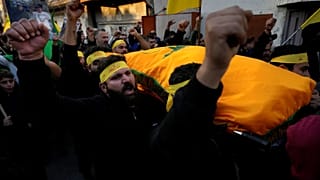 أحد المشيعين يهتف بشعارات بينما يحمل نعش مقاتل من حزب الله وذلك أثناء موكب تشييعه في قرية معركة بجنوب لبنان، يوم الجمعة 29 نوفمبر 2024. 