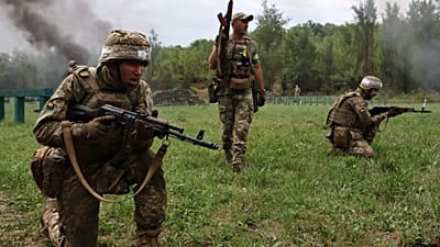 Φωτογραφία από το γραφείο Τύπου της 65ης Μηχανοκίνητης Ταξιαρχίας της Ουκρανίας: στρατιώτες σε εκπαίδευση κοντά στην πρώτη γραμμή, στη Ζαπορίζια, Ουκρανία, 24 Ιουλίου 2026.