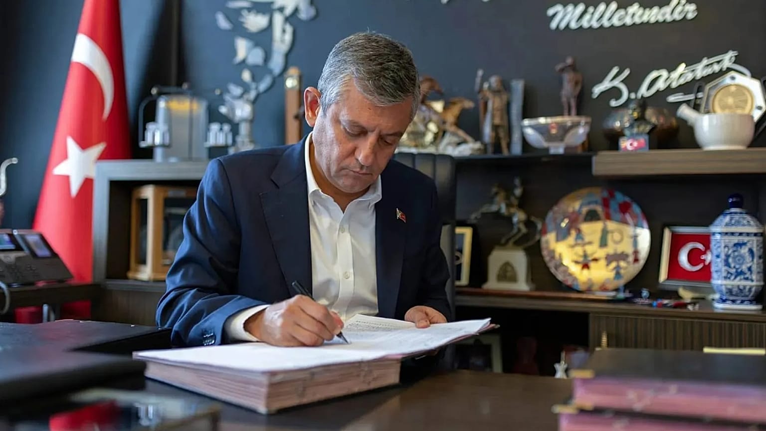 CHP'den istifa eden Özgür Özel, Yeni Parti'nin kuruluş evraklarını imzalarken / 24 Temmuz 2026