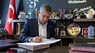 CHP'den istifa eden Özgür Özel, Yeni Parti'nin kuruluş evraklarını imzalarken / 24 Temmuz 2026