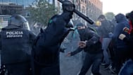 ARCHIVO - La Policía carga contra manifestantes durante una protesta de los CDR (Comités de Defensa de la República) en Barcelona, ​​España, el sábado 10 de noviembre de 2018.
