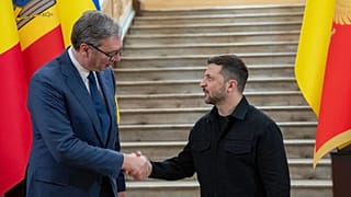 Il presidente ucraino Volodymyr Zelenskyy accoglie il presidente serbo Aleksandar Vučić al summit Ucraina-Europa sudorientale a Odessa, in Ucraina, mercoledì 11 giugno 2025.