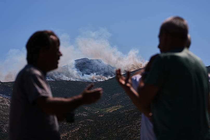 El humo y las llamas se elevan mientras un incendio forestal avanza cerca de Burgohondo, provincia de Ávila, España, el viernes 24 de julio de 2026. (Foto AP/Manu Fernández)