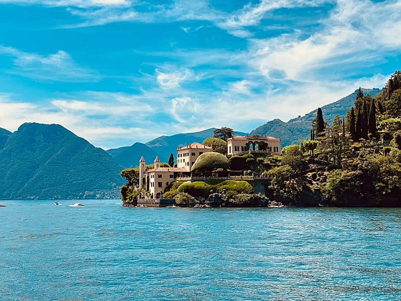 Destino de hotéis de luxo, refúgio de celebridades e cenário de grandes produções de cinema, o Lago Como é o símbolo do glamour italiano
