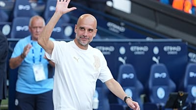 Foto de archivo. Pep Guardiola, saluda a la afición tras el último partido con el Manchester City, el domingo 24 de mayo de 2026.