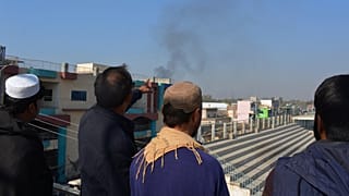 ARŞİV - Pakistan güvenlik güçleri, TTP militanlarının ele geçirdiği Bannu'daki terörle mücadele merkezine baskın düzenlerken yükselen duman, 20 Aralık 2022.