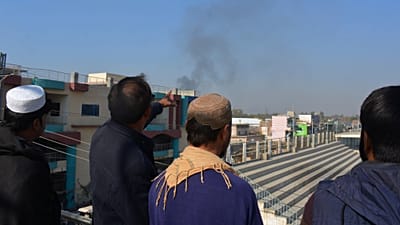FILE - Fumo sobe após forças de segurança paquistanesas atacarem um centro antiterrorismo tomado por militantes do TTP em Bannu, Khyber Pakhtunkhwa, a 20 dezembro 2022