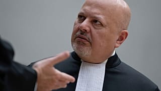 صورة أرشيفية - المدعي العام كريم خان يتحدث قبل انعقاد المحكمة الجنائية الدولية في لاهاي، هولندا، 14 مارس 2025. (صورة من وكالة أسوشيتد برس/بيتر ديجونغ، من مجموعة صور، أرشيفية)