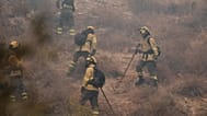 Los bomberos trabajan en un incendio forestal en Los Gallardos, cerca de Almería, España, el viernes 10 de julio de 2026.