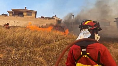 Militares de la UME realizando quemas controladas en Navas del Rey. 24 e julio de 2026.