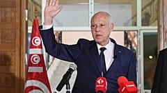 Президент Туниса Каис Саид машет рукой во время визита в Сиди-Бузид, Тунис, 20 сентября 2021 года. (Слим Абид/Пресс-служба президента Туниса via AP)