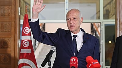 Le président tunisien Kaïs Saïed salue la foule lors d'une visite à Sidi Bouzid, en Tunisie, le 20 septembre 2021. (Slim Abid/Présidence tunisienne via AP)