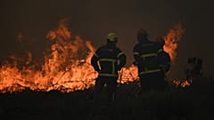 Feuerwehrleute löschen einen Waldbrand nahe Lacanau am Samstag, 25. Juli 2026.