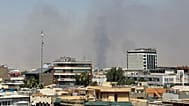 دود سیاه پس از انفجار در نزدیکی یک پایگاه نظامی میزبان نیروهای آمریکایی در شهر اربیل در شمال عراق، جمعه، ۲۴ ژوئیه