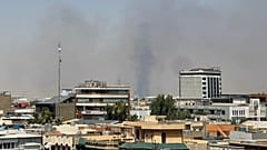 دود سیاه پس از انفجار در نزدیکی یک پایگاه نظامی میزبان نیروهای آمریکایی در شهر اربیل در شمال عراق، جمعه، ۲۴ ژوئیه
