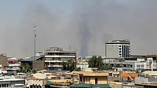 دود سیاه پس از انفجار در نزدیکی یک پایگاه نظامی میزبان نیروهای آمریکایی در شهر اربیل در شمال عراق، جمعه، ۲۴ ژوئیه