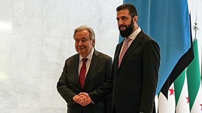 Le président syrien Ahmad al-Sharaa accueille le secrétaire général de l'ONU Antonio Guterres au palais présidentiel de Damas, en Syrie, samedi 25 juillet 2026.