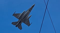 Un cazabombardero F16 de la Fuerza Aérea rumana sobrevuela el desfile del Día Nacional en Bucarest, Rumanía, el jueves uno de diciembre de 2016.