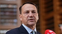 Radosław Sikorski habla con los medios en Bruselas, el 13 de julio de 2026