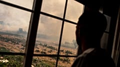 Un vecino observa el avance de las llamas durante un incendio forestal en Pumarejo de Tera, en el noroeste de España