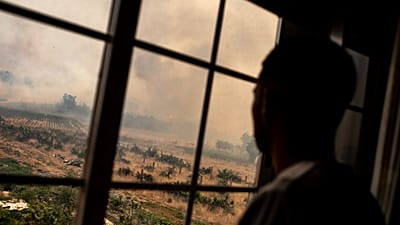 Um habitante observa o avanço das chamas durante um incêndio florestal em Pumarejo de Tera, no noroeste de Espanha