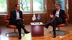 Ο πρωθυπουργός Κυριάκος Μητσοτάκης (Δ) μιλά με τον Πρόεδρο της Κύπρου Νίκο Χριστοδουλίδη (Α) στη σημερινή τους συνάντηση στο Μέγαρο Μαξίμου