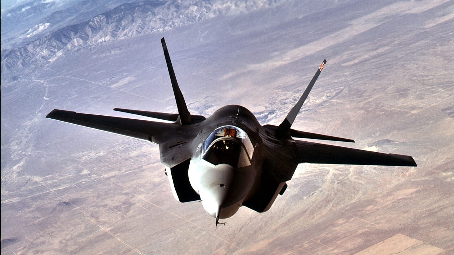 توفر مجموعة الحرب الإلكترونية الحماية لطائرة F-35 باستخدام التكنولوجيا المتقدمة لمواجهة التهديدات الحالية والناشئة. (الصورة: الولايات المتحدة القوات الجوية)