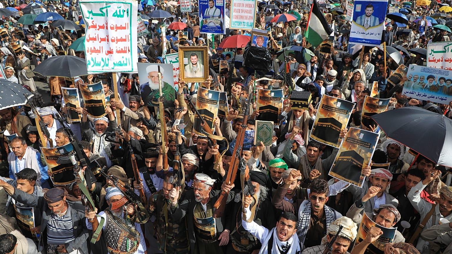 أنصار الحوثيين يرفعون ملصقات زعيمهم عبد الملك الحوثي خلال تجمع حاشد بعنوان "إدانة إهانة المجرم الصهيوني ترامب لمكة" في صنعاء