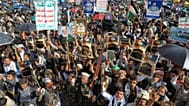 أنصار الحوثيين يرفعون ملصقات زعيمهم عبد الملك الحوثي خلال تجمع حاشد بعنوان "إدانة إهانة المجرم الصهيوني ترامب لمكة" في صنعاء