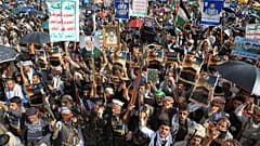 أنصار الحوثيين يرفعون ملصقات زعيمهم عبد الملك الحوثي خلال تجمع حاشد بعنوان "إدانة إهانة المجرم الصهيوني ترامب لمكة" في صنعاء