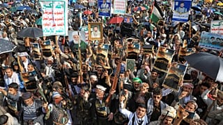 أنصار الحوثيين يرفعون ملصقات زعيمهم عبد الملك الحوثي خلال تجمع حاشد بعنوان "إدانة إهانة المجرم الصهيوني ترامب لمكة" في صنعاء