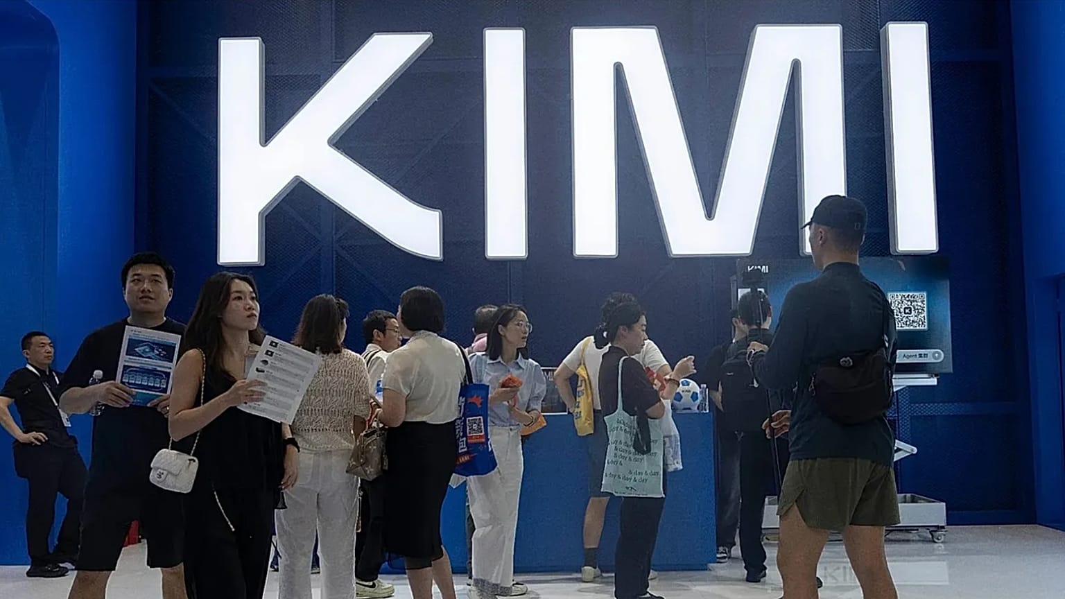 17 Temmuz 2026 Cuma günü Şanghay'daki Dünya Yapay Zekâ Konferansı'nda Moonshot'ın Kimi K3 standını ziyaret eden ziyaretçiler.