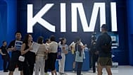 17 Temmuz 2026 Cuma günü Şanghay'daki Dünya Yapay Zekâ Konferansı'nda Moonshot'ın Kimi K3 standını ziyaret eden ziyaretçiler.