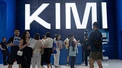 17 Temmuz 2026 Cuma günü Şanghay'daki Dünya Yapay Zekâ Konferansı'nda Moonshot'ın Kimi K3 standını ziyaret eden ziyaretçiler.
