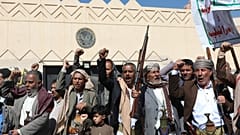 أنصار الحوثيين يهتفون بشعارات خلال تجمع أمام السفارة الأمريكية في صنعاء، اليمن، 11 فبراير/شباط 2026.