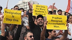 Los manifestantes reaccionan tras la dimisión del ministro de Educación de India Dharmendra Pradhan después de protestas nacionales en Bombay, sábado 25 de julio de 2026.