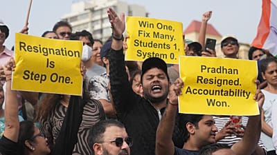 Los manifestantes reaccionan tras la dimisión del ministro de Educación de India Dharmendra Pradhan después de protestas nacionales en Bombay, sábado 25 de julio de 2026.