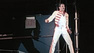 Nagysikerű koncertet adott a Queen együttes Budapesten a Népstadionban. A képen: Freddie Mercury.