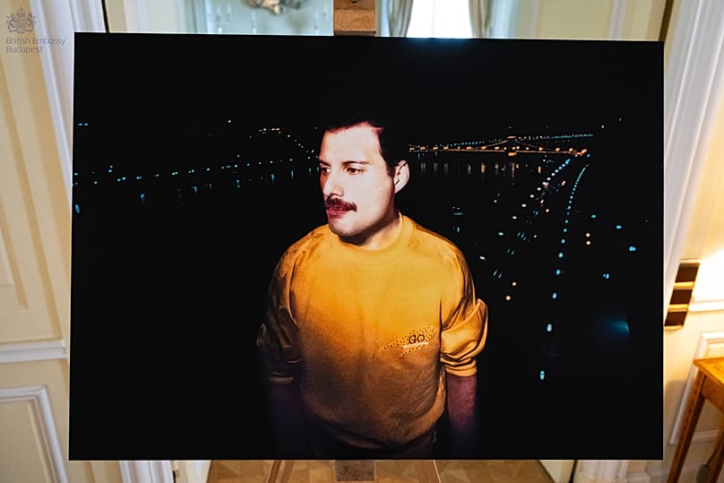Freddie Mercury'nin arkasında Budapeşte'nin ışıkları görünüyor 