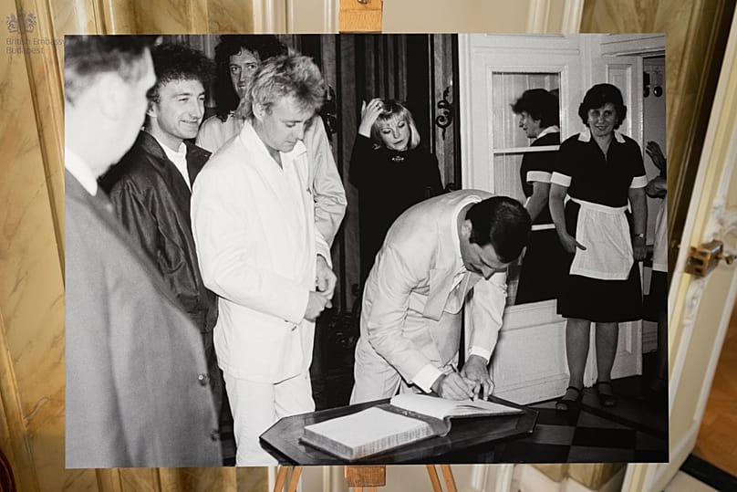 Freddie büyükelçiliğin ziyaretçi defterini imzalarken 