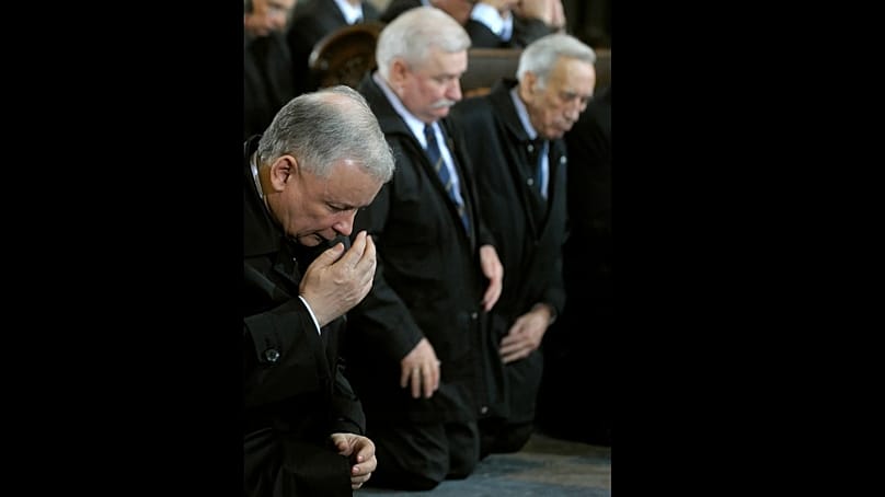 Jaroslaw Kaczyński és Lech Wałęsa a szmolenszki tragédia utáni gyászszertartáson