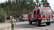 ARQUIVO (15.08.2017). Soldados do Exército Português observam um comboio de carros de bombeiros a percorrer uma estrada florestal perto de Vila de Rei.
